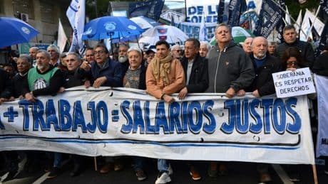 Argentine: retraités et enseignants manifestent contre l'austérité du gouvernement Milei, qui supprime un jour férié