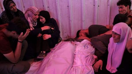Medio centenar de muertos y decenas de heridos por bombardeos israelíes  en el norte de Gaza: "Nos hemos visto presas del pánico y el horror en medio de la noche"