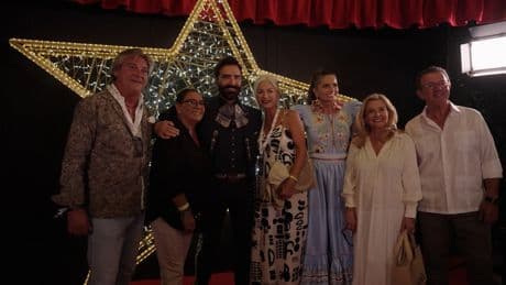 María del Monte y su mujer tratan de olvidar el aniversario del asalto a su casa con música y amigos