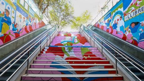 Sanitas Dental celebra Sant Jordi poniendo bonitas todas las bocas, hasta las del metro
