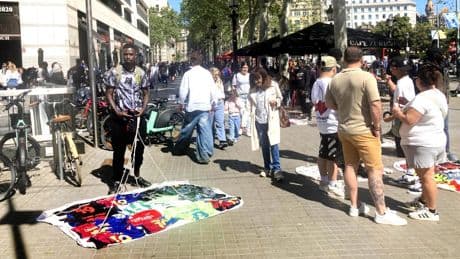 Encuesta: ¿El Ayuntamiento de Barcelona debería aplicar mano dura con el 'top manta'?