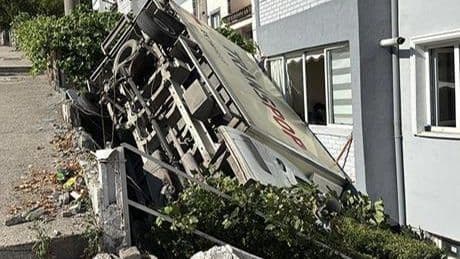 Park edildikten sonra hareket etti, apartmanın bahçesine uçtu