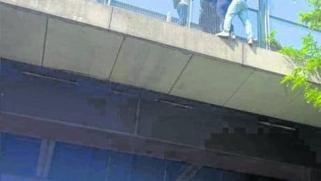 "Ho salvato la donna pensando a mia sorella"