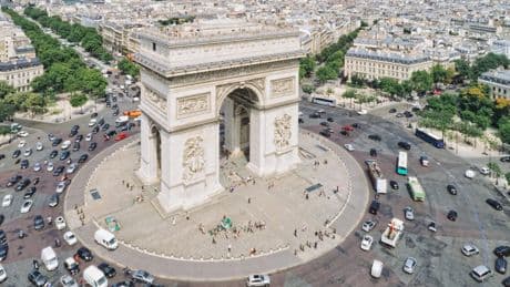 Paris : nos conseils pour conduire sans stress sur le rond-point de l’Étoile, le pire de France