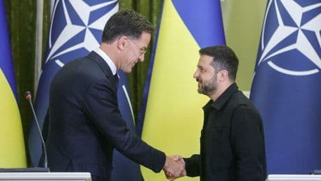Guerra Ucraina, Lavrov: «?Zelensky ha rifiutato le proposte di Trump per la tregua». Più lontano l'incontro con Putin. Allerta aerea a Kiev durante la visita di Rutte
