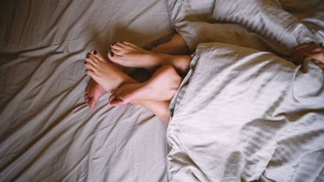 Las parejas que se abrazan antes de dormir tienen menos estrés y se sienten más seguras