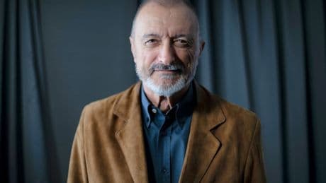 La polémica viñeta que comparte Pérez-Reverte y que critica la España actual