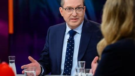 »Maybrit Illner« mit Alexander Dobrindt: Und dann zieht der Innenminister einen Artikel aus der Tasche