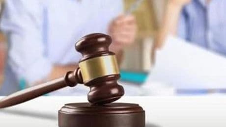 Un padre consigue dejar de pagar la pensión a su hija de 28 años que cobra más que él