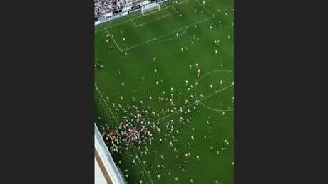 Ungewöhnliche Unterbrechung - Fans stürmen Platz in der 51. Minute!