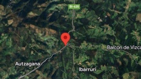Cuatro heridos trasladados al hospital tras el choque de dos turismos y una moto en Muxika