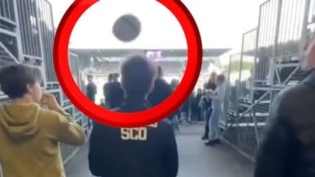 Er sieht den Platz und dann … - Fan bekommt schmerzhafte Stadion-Begrüßung