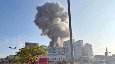 Direkter Einschlag! - Iran bombardiert Krankenhaus in Israel