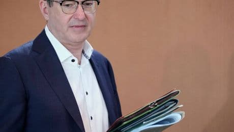 Kabinettssitzung: Dobrindt will Familiennachzug und beschleunigte Einbürgerung stoppen