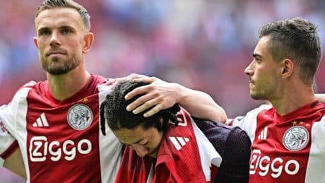 Jordan Henderson hult zich na ’fantastisch jaar’ in nevelen over toekomst bij Ajax