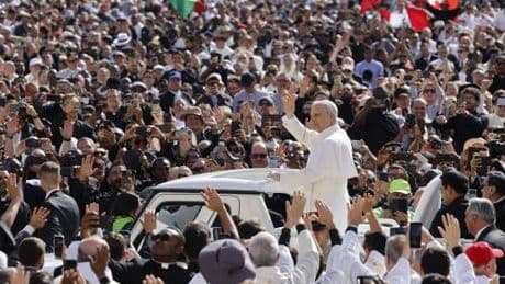 Leone XIV in piazza San Pietro con la papamobile, ad attenderlo migliaia di fedeli