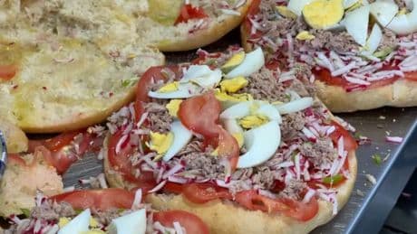 "Fini la mayonnaise": Christian Estrosi veut un label européen pour protéger la recette du pan bagnat