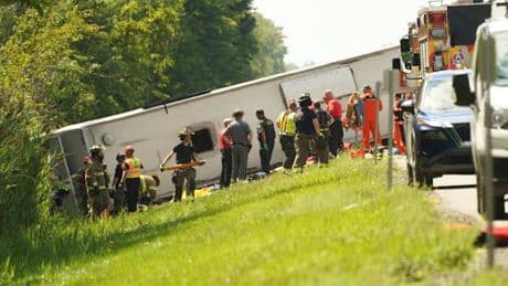 Reisebus kommt von Highway ab und überschlägt sich – mehrere Tote, darunter ein Kind