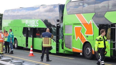 A4 richting Amsterdam dicht door ongeval met 2 Flixbussen