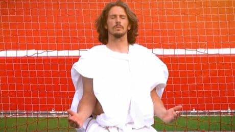 La última polémica de Javi Poves: se disfraza de Jesucristo y reza en arameo para promocionar al Moscardó