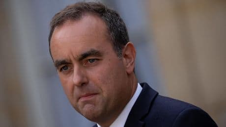 Lecornu, un des trois premiers ministres trentenaires de la Ve, le recordman de longévité ministérielle sous Macron