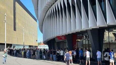 Nada quita la esperanza a la afición del Athletic: largas colas para recoger la entrada de Old Trafford