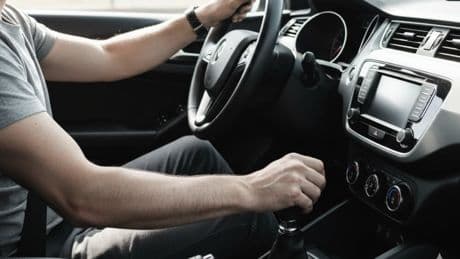 Bu hata motoru sessizce yok ediyor! Manuel araç kullananların çoğu bilmiyor: İşte o riskli hareketler