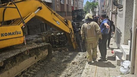 Bayrampaşa'da kanalizasyon çalışması sırasında bir işçi göçük altında kaldı