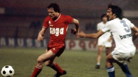 Frappes de loin, coup du sombrero... En vidéo, les plus beaux buts de Bernard Lacombe avec Lyon