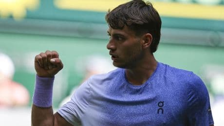 Cobolli non si ferma pi&ugrave;, elimina Shapovalov e accede ai quarti di Halle. Sar&agrave; derby?