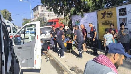 Hafif ticari araç ile otomobil çarpıştı: 5 yaralı