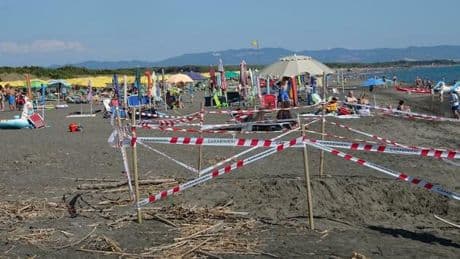 Riccardo Boni, sepolto dalla sabbia. Il padre lo ha perso di vista a lungo, il pm: «Mancava da troppe ore»