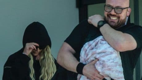 Bizarrer Spears-Auftritt am Flughafen - Bodyguard trägt Britneys „Baby“