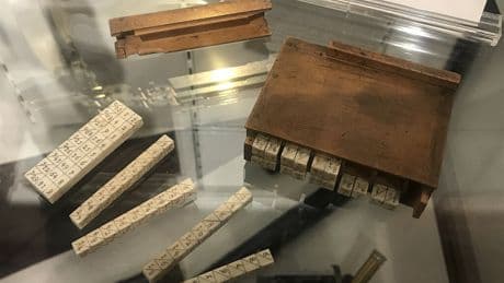 Los 'Huesos de Napier' parecen un dominó, pero son el eslabón entre el ábaco y la calculadora moderna