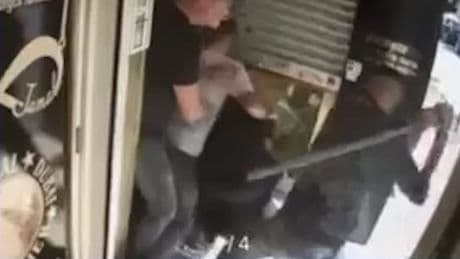 Irre Bilder aus Gelsenkirchen - Überfall auf Juwelier scheitert spektakulär