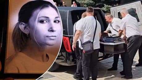 Door Rusland gemartelde journaliste als heldin begraven in Kiev