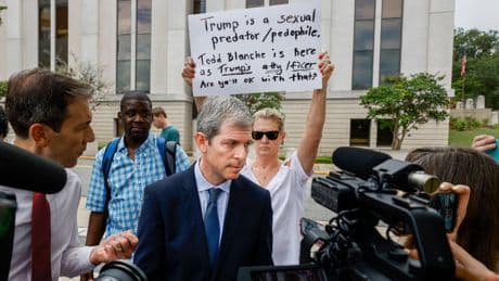 Trump niega ahora que fuera informado sobre la ‘lista Epstein’ y no descarta un indulto a Ghislaine Maxwell