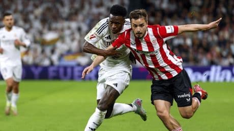 Gorosabel celebra su cumpleaños con el Athletic en Liverpool