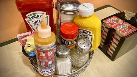 Estas son las salsas que debes conservar en el frigorífico y estas las que puedes guardar fuera