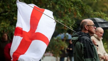 Un misterioso grupo de "Guerreros de San Jorge" desata el debate sobre la apropiación de la bandera en UK