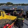 Vrouw richt wapen op passagiers van andere boot, even later vaart ze met haar dronken man snel weg