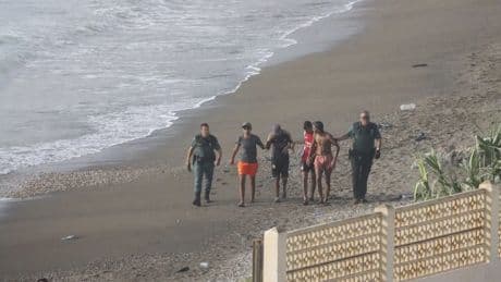 Doce personas entran a nado en Ceuta y elevan a más de un centenar las llegadas en los últimos tres días
