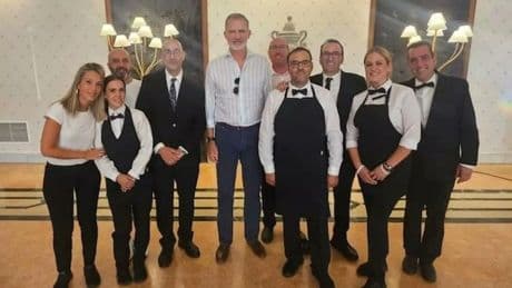 Confunden al rey Felipe con un invitado a una boda en Úbeda