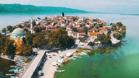 Hem İstanbul’a yakın hem de uygun fiyatlı! Kiraları ucuz olduğu gibi bir de sanat müzesi! Denize karşı keyif yapın