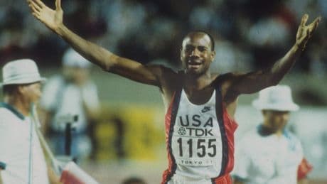 Mike Powell (61) vanwege ’veiligheidsmaatregel’ niet welkom op WK atletiek waar hij legendarisch record sprong