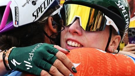 'Fenomeen' Wiebes blijft Vos opnieuw voor in Tourchaos: 'Beste sprinter ter wereld'