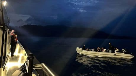 Muğla Marmaris açıklarında 12 düzensiz göçmen kurtarıldı, 1 kaçakçılık şüphelisi yakalandı
