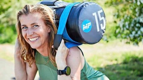 Stijntje (52) verruilde haar designerdress voor een sportlegging: ’Verdien stuk minder, maar vrijheid is goud waard’