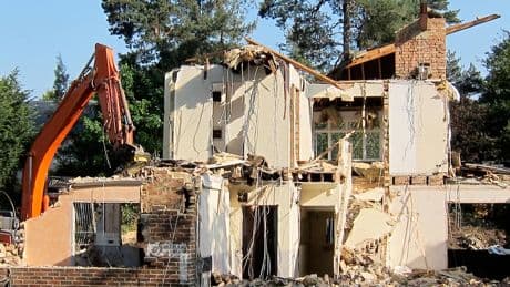 Altes Haus abreißen: Viele Besitzer machen teuren Fehler