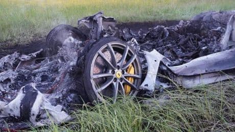 Autofahrer verliert bei 200 km/h die Kontrolle – Ferrari brennt komplett aus